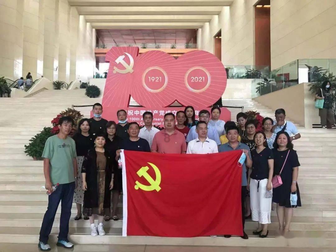 董宇辉掀起新型带货模式,边吃边聊更温馨,吃播卷出新高度